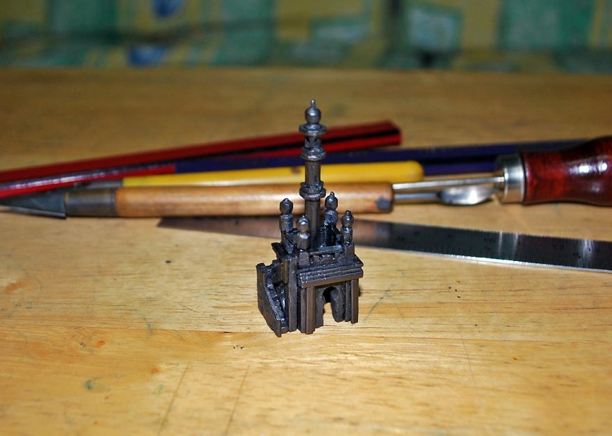 It Took 72 Hours To Make This Tiny Taj Mahal Graphite Sculpture