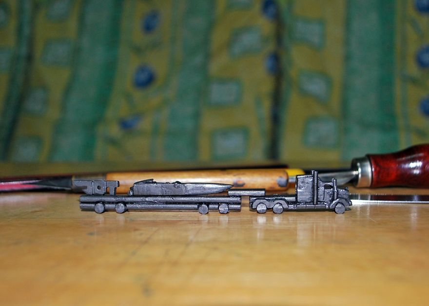 It Took 72 Hours To Make This Tiny Taj Mahal Graphite Sculpture