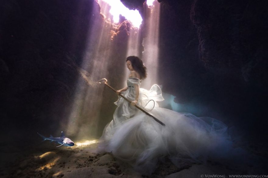 Photographer Tied A Model Up In Shark-infested Waters Photographer Tied A Model Up In Shark-infested Waters