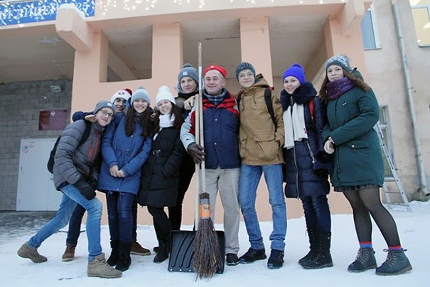 School Janitor Makes Snow Drawings With His Shovel To Bring Joy To Children
