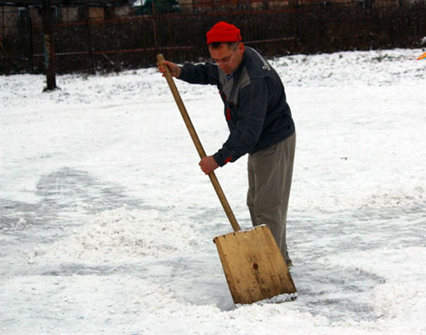 School Janitor Makes Snow Drawings With His Shovel To Bring Joy To Children