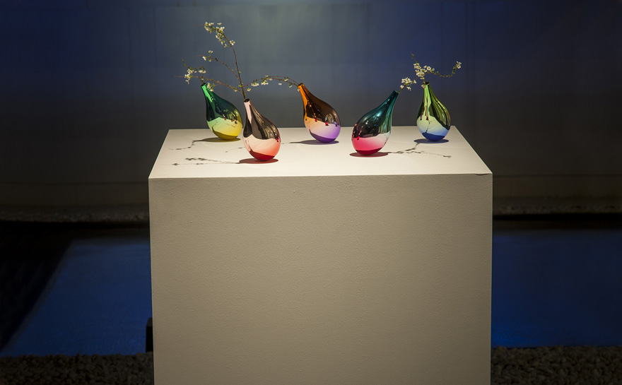 swinging-vase-petals-fall-keisuke-fujiwara-2