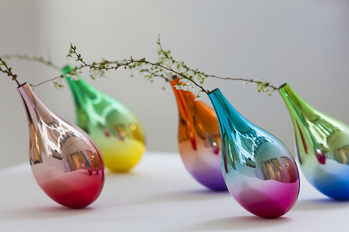 Flower Vases That Swing When Petals Fall