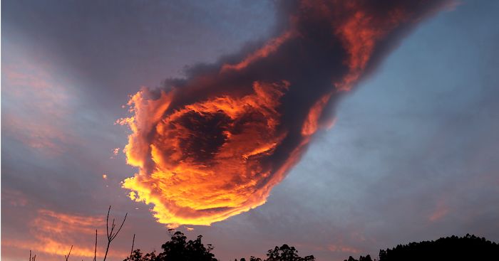 Stunning Cloud Formation Appears Above Portugal, People Call It “The Hand Of God”