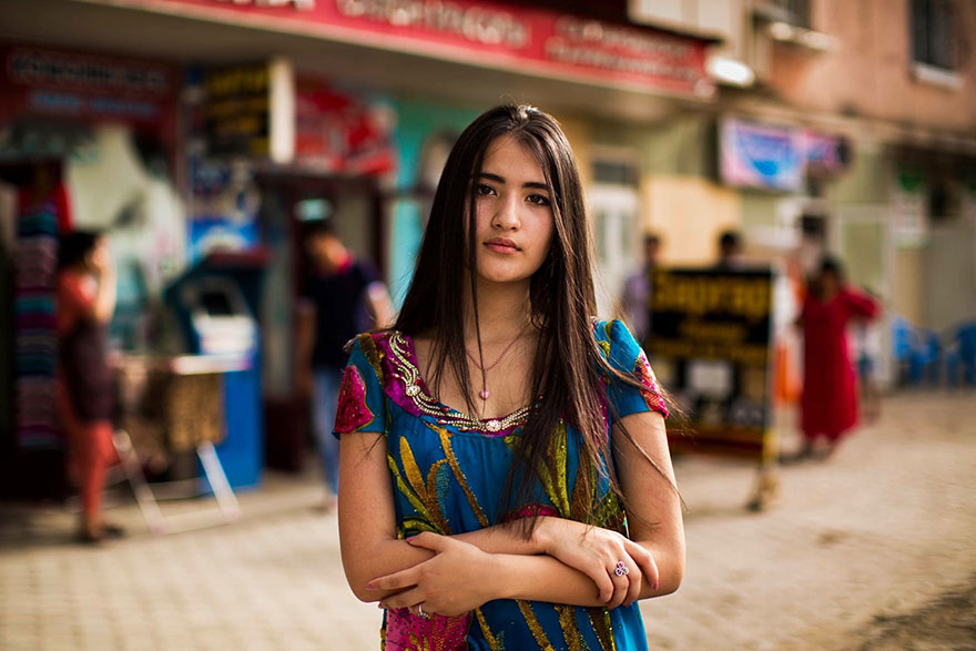 Romanian photographer captures a woman in vibrant attire on a busy street, showcasing global beauty.