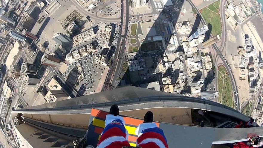 10 Dizzying Photos From The Top Of The World’s Tallest Skyscrapers 10 Dizzying Photos From The Top Of The World’s Tallest Skyscrapers