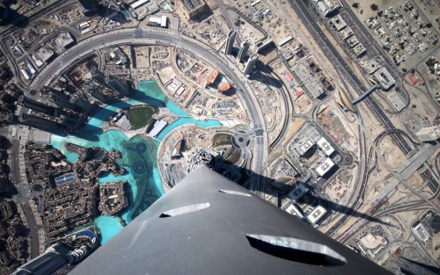 10 Dizzying Photos From The Top Of The World’s Tallest Skyscrapers 10 Dizzying Photos From The Top Of The World’s Tallest Skyscrapers