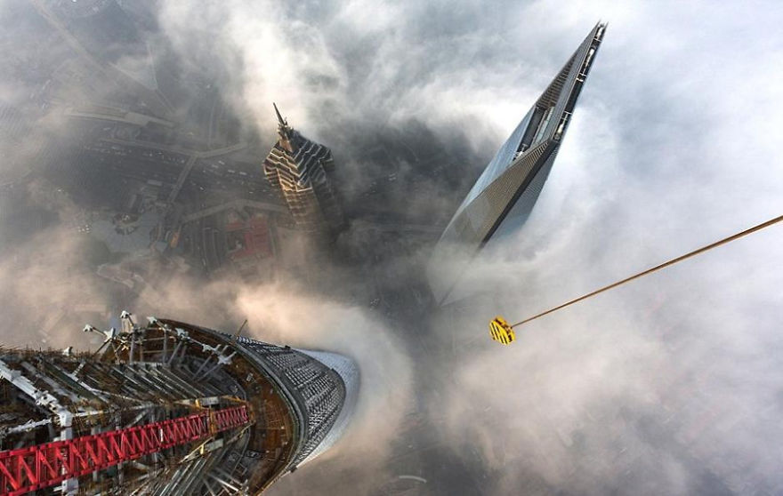 10 Dizzying Photos From The Top Of The World’s Tallest Skyscrapers 10 Dizzying Photos From The Top Of The World’s Tallest Skyscrapers