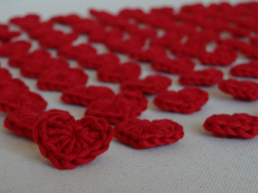 I Crocheted 100 Hearts For Valentine’s Day And Hid Them In Various Places Of My City, Budapest I Crocheted 100 Hearts For Valentine’s Day And Hid Them In Various Places Of My City, Budapest