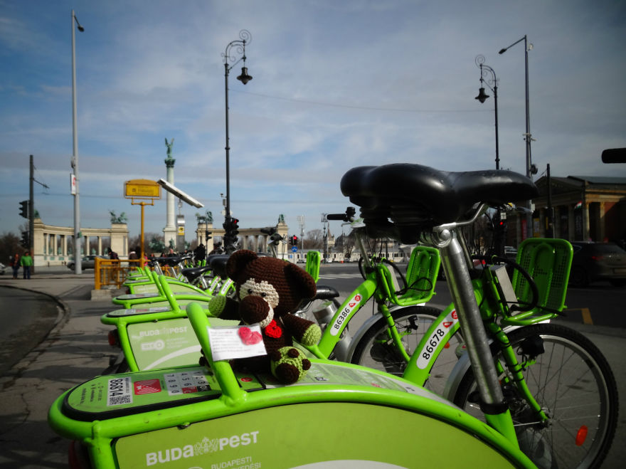 I Crocheted 100 Hearts For Valentine’s Day And Hid Them In Various Places Of My City, Budapest I Crocheted 100 Hearts For Valentine’s Day And Hid Them In Various Places Of My City, Budapest