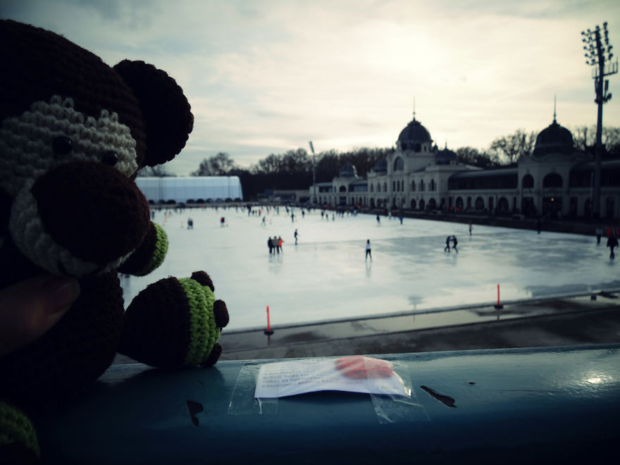 I Crocheted 100 Hearts For Valentine’s Day And Hid Them In Various Places Of My City, Budapest I Crocheted 100 Hearts For Valentine’s Day And Hid Them In Various Places Of My City, Budapest