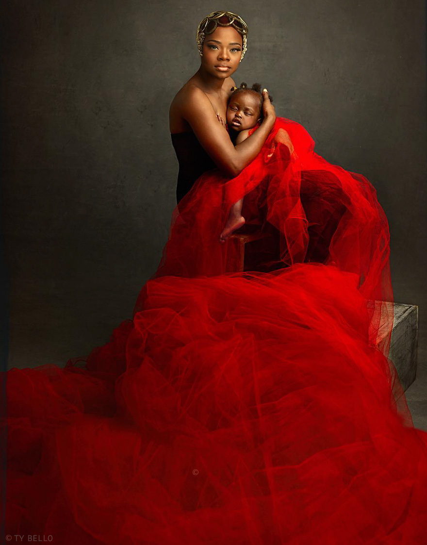 bread-seller-photobomb-modeling-contract-olajumoke-orisaguna-11 bread-seller-photobomb-modeling-contract-olajumoke-orisaguna-11