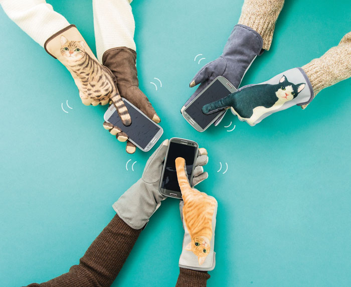 Cat Gloves For Smartphones That Wag Their Tails When You Swipe