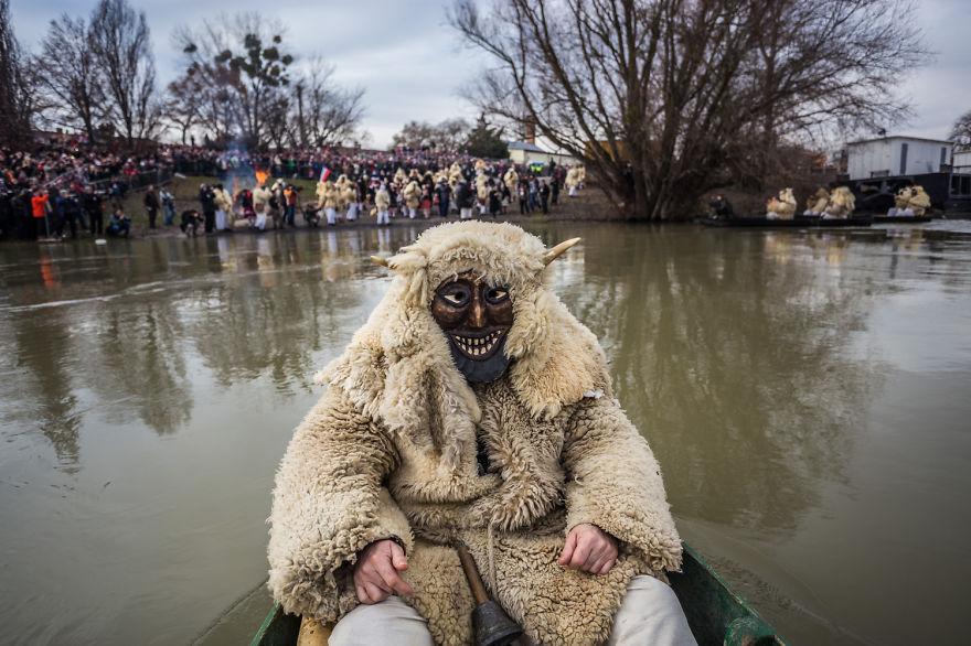 Crossing The River With The 'Busós'