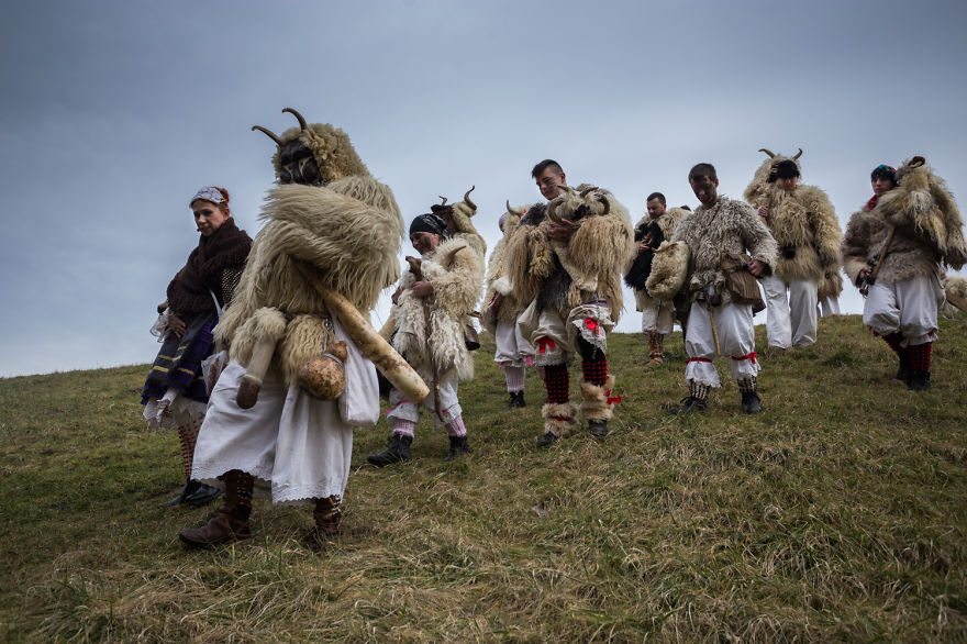 Crossing The River With The 'Busós'