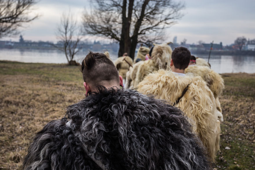 Crossing The River With The 'Busós'