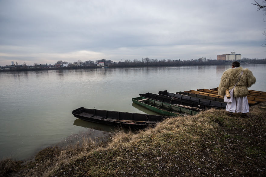 Crossing The River With The 'Busós'