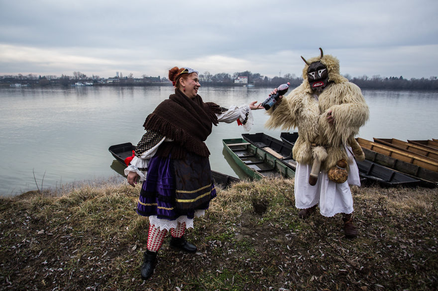 Crossing The River With The 'Busós'