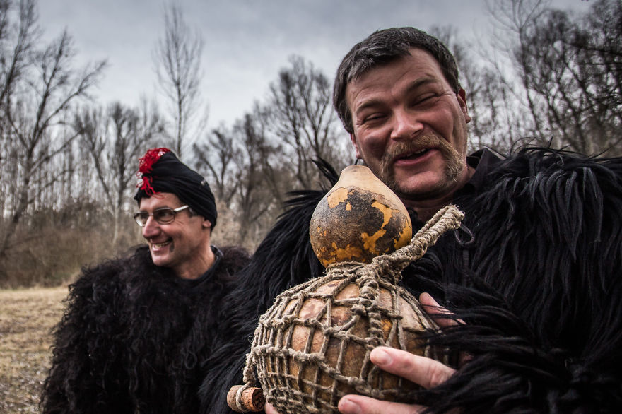 Crossing The River With The 'Busós'
