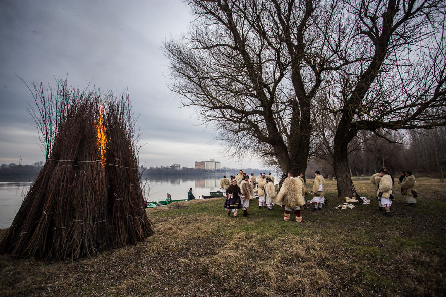 Crossing The River With The 'Busós'