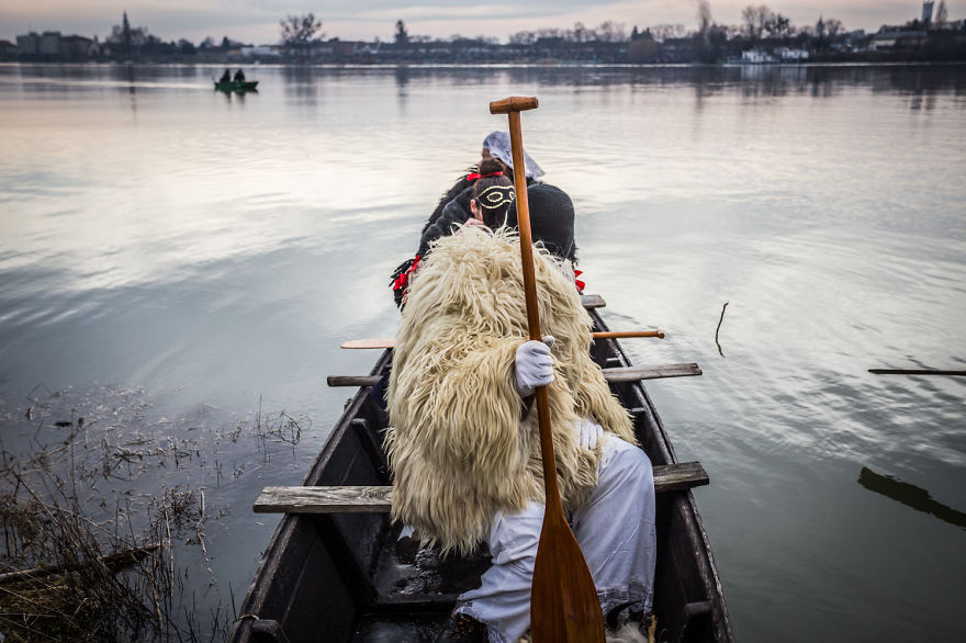 Crossing The River With The 'Busós' Crossing The River With The 'Busós'