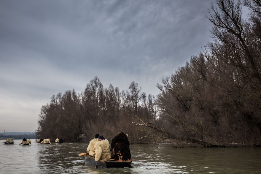 Crossing The River With The 'Busós'