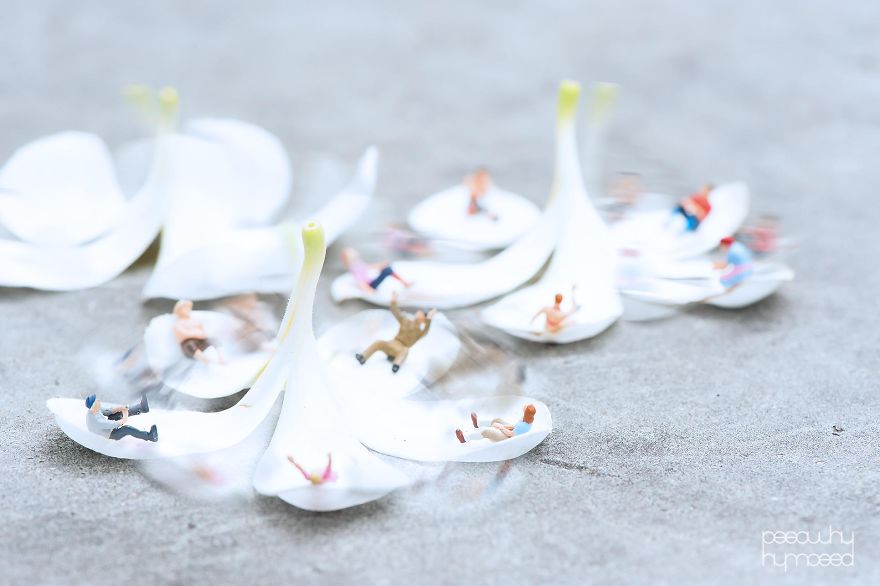 I Capture Miniature People Dealing With Everyday Life Objects (Part 2) I Capture Miniature People Dealing With Everyday Life Objects (Part 2)