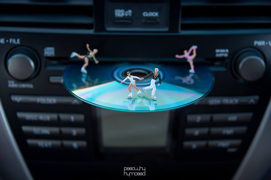 I Capture Miniature People Dealing With Everyday Life Objects (Part 2) I Capture Miniature People Dealing With Everyday Life Objects (Part 2)