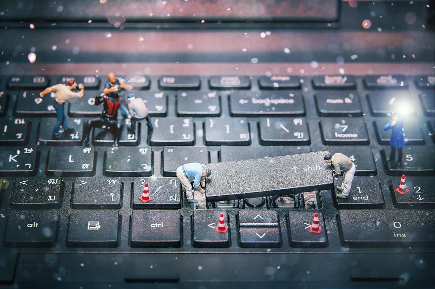 I Capture Miniature People Dealing With Everyday Life Objects (Part 2) I Capture Miniature People Dealing With Everyday Life Objects (Part 2)