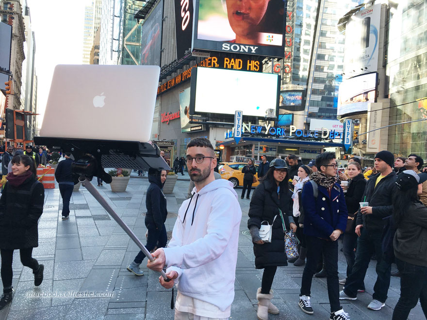 macbook-selfie-stick-moises-john-yuyi-tom-galle-2 macbook-selfie-stick-moises-john-yuyi-tom-galle-2
