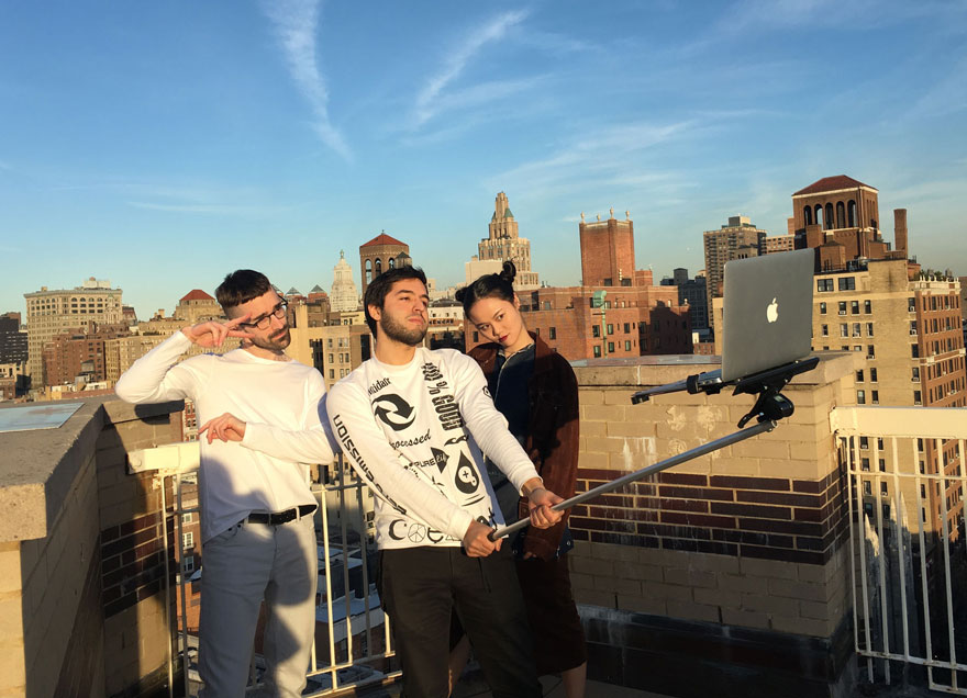 macbook-selfie-stick-moises-john-yuyi-tom-galle-31 macbook-selfie-stick-moises-john-yuyi-tom-galle-31