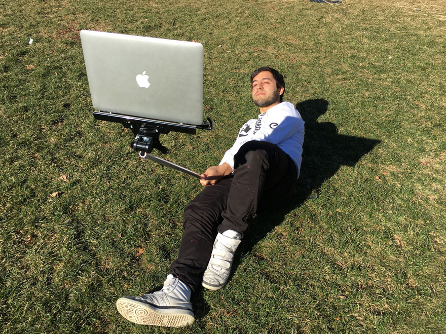 macbook-selfie-stick-moises-john-yuyi-tom-galle-32 macbook-selfie-stick-moises-john-yuyi-tom-galle-32