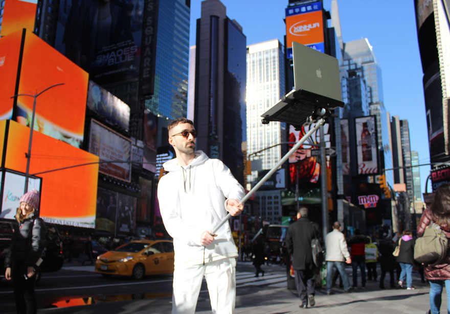 macbook-selfie-stick-moises-john-yuyi-tom-galle-33 macbook-selfie-stick-moises-john-yuyi-tom-galle-33
