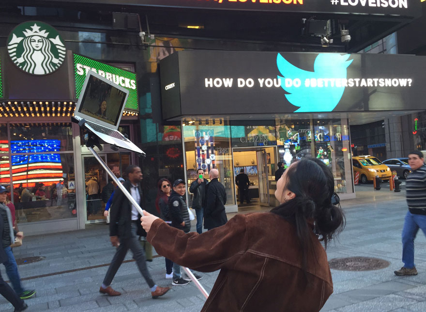 macbook-selfie-stick-moises-john-yuyi-tom-galle-34 macbook-selfie-stick-moises-john-yuyi-tom-galle-34