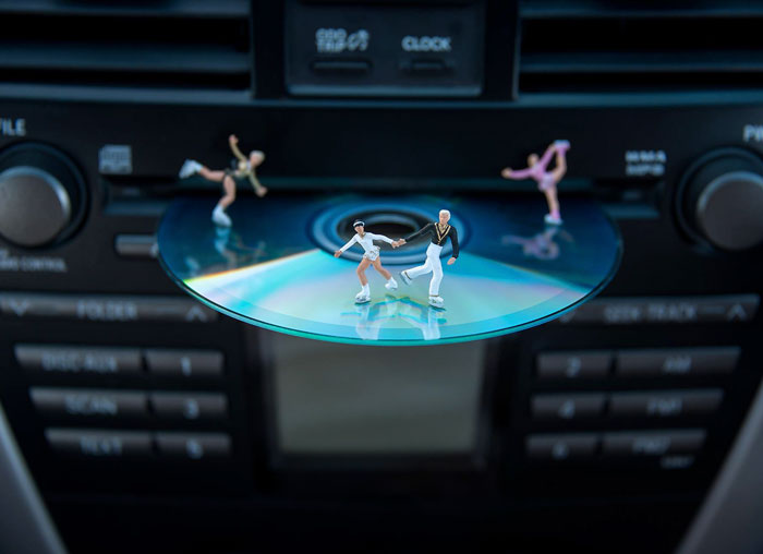 I Capture Miniature People Dealing With Everyday Life Objects (Part 2)