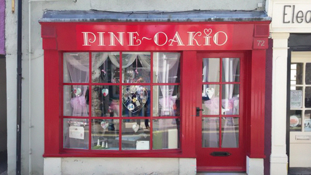 Shop sign ‘PINE OAKIO’
