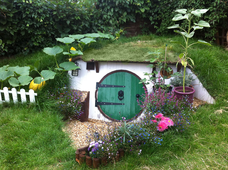 diy-hobbit-house-backyard-ashley-yeates-11 diy-hobbit-house-backyard-ashley-yeates-11
