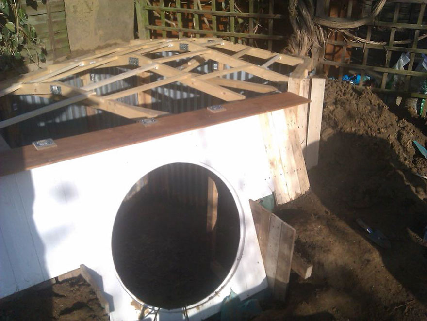 diy-hobbit-house-backyard-ashley-yeates-13 diy-hobbit-house-backyard-ashley-yeates-13