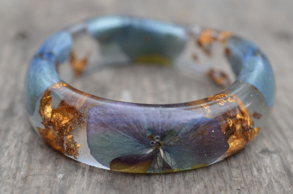 I Create Unique Nature Inspired Resin Jewellery