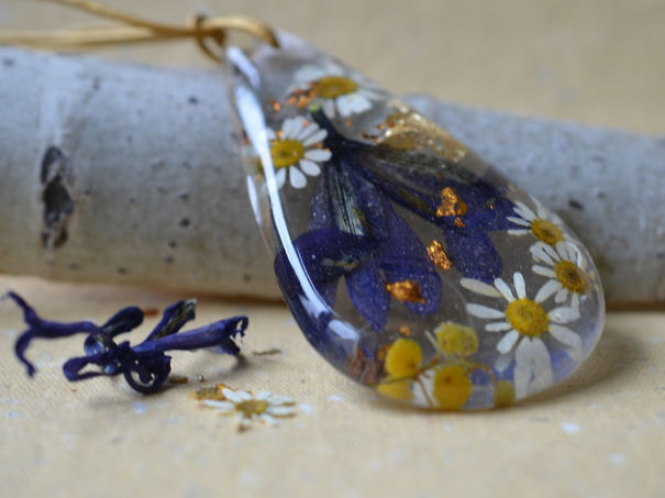 I Create Unique Nature Inspired Resin Jewellery
