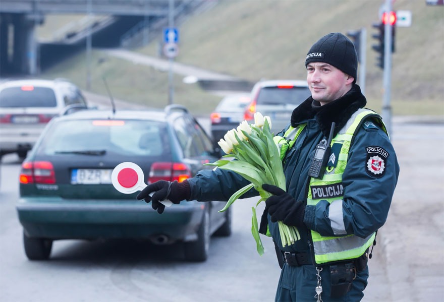 lithuanian-police-officers-give-flowers-international-womens-day-16 lithuanian-police-officers-give-flowers-international-womens-day-16