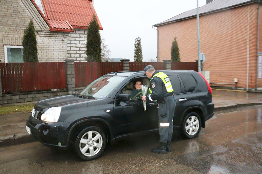 lithuanian-police-officers-give-flowers-international-womens-day-8 lithuanian-police-officers-give-flowers-international-womens-day-8