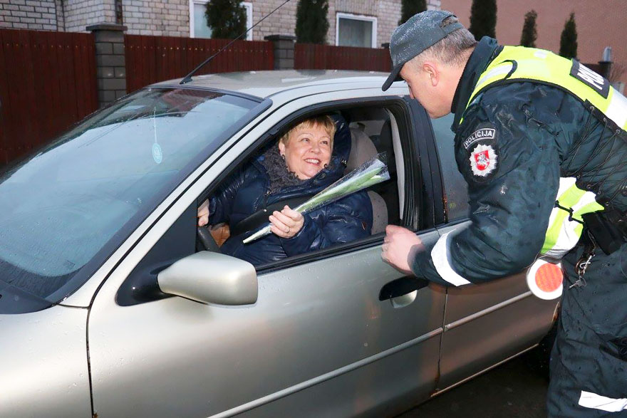 lithuanian-police-officers-give-flowers-international-womens-day-9
