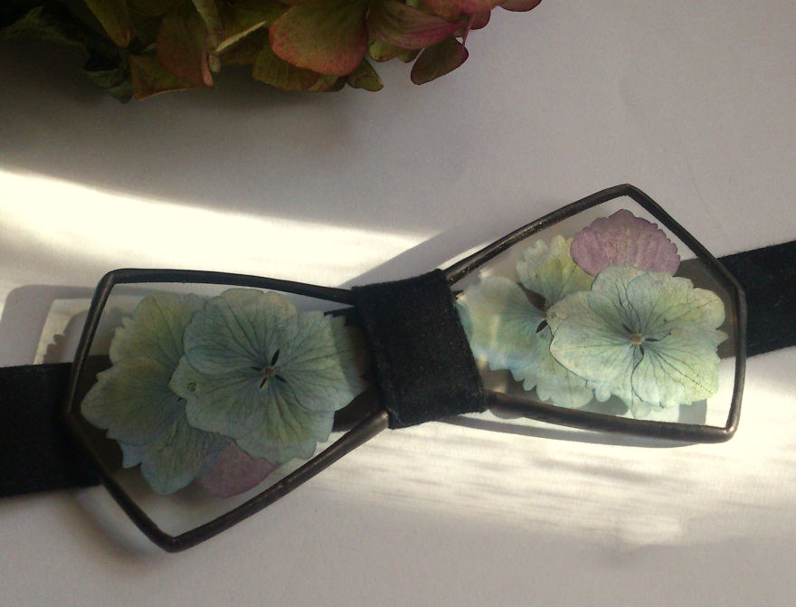 Nature-Inspired Accessories With Real Flowers Inside