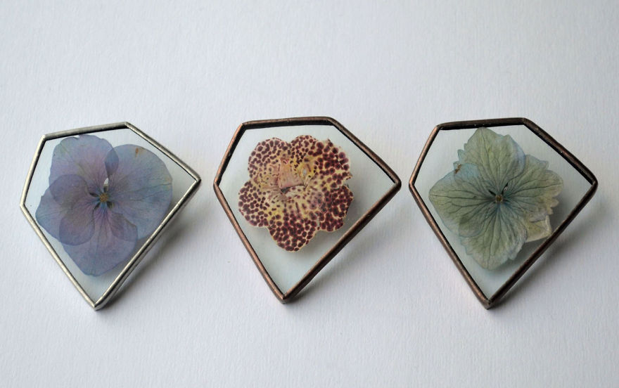 Nature-Inspired Accessories With Real Flowers Inside