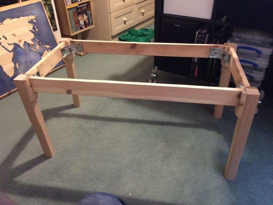 I Turned My Old Coffee Table In A Glow-In-The-Dark Epoxy Map Of The World