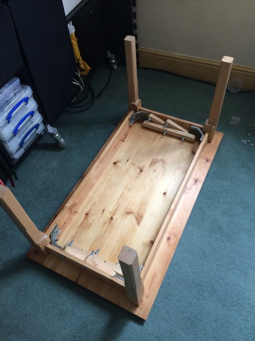 I Turned My Old Coffee Table In A Glow-In-The-Dark Epoxy Map Of The World