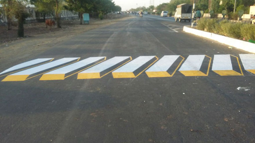 3d-street-art-prevent-speed-breakers-india-1 3d-street-art-prevent-speed-breakers-india-1
