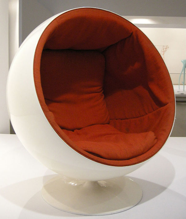 800px-Ngv_design_eero_aarnio_globe_chair_1963-65_01-571a6100addf5.jpg