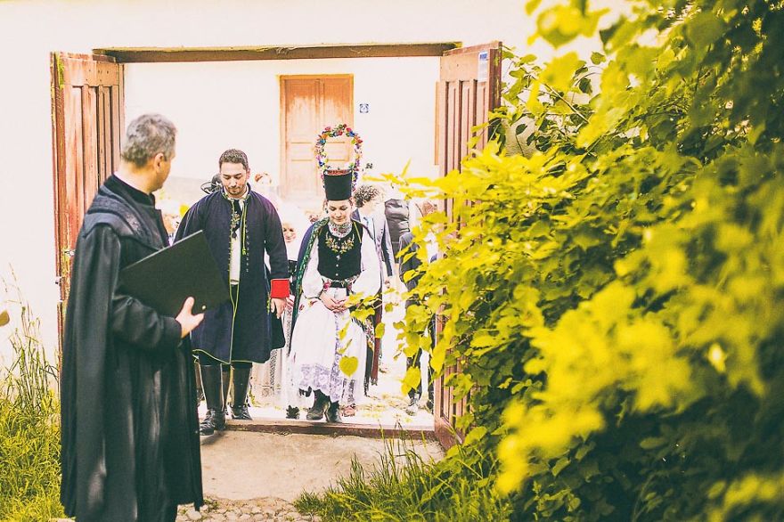 Amazing Pictures From A Romanian Traditional Wedding